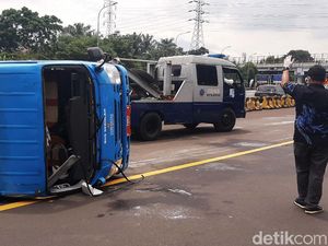 Sopir Lalai Berujung 9 Pasien Corona Kecelakaan di Jagorawi