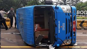 Bus Pengangkut Pasien COVID-19 Terguling di Tol Jagorawi