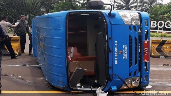 Bus Pengangkut Pasien COVID-19 Terguling di Tol Jagorawi