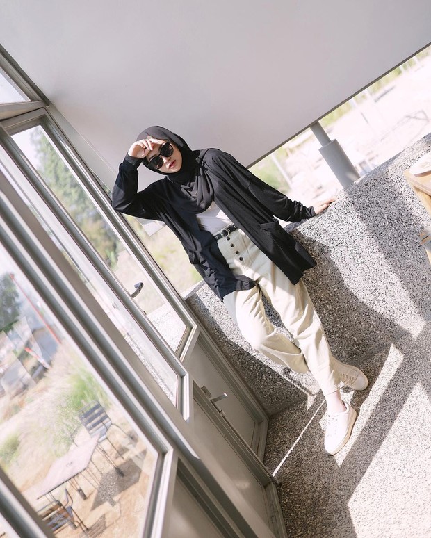 Yang memiliki kaos busui juga bisa bergaya black and white