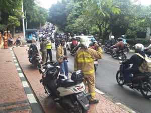 Solar Berceceran di Permukaan Jalan Lenteng Agung, 3 Pemotor Jadi Korban