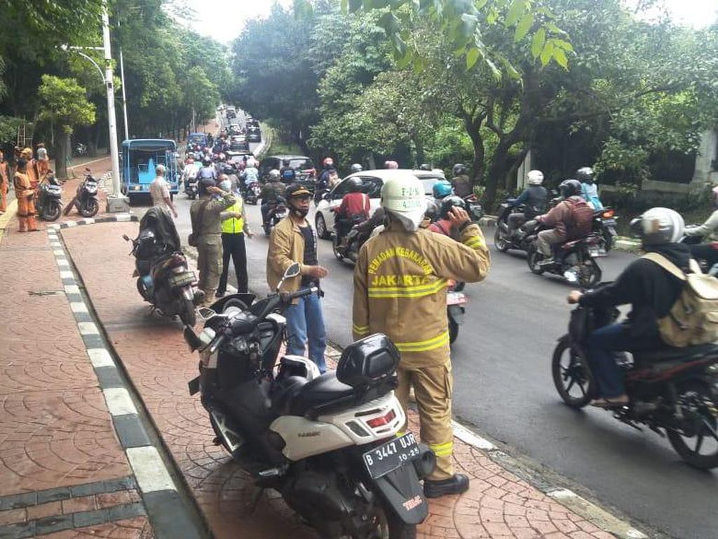 Solar Berceceran di Permukaan Jalan Lenteng Agung, 3 Pemotor Jadi Korban Solar Berceceran di Permukaan Jalan Lenteng Agung, 3 Pemotor Jadi Korban