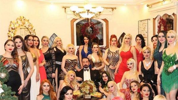 Dihukum Seribu Tahun Bui, Ini Foto Harun Yahya Dikelilingi Wanita