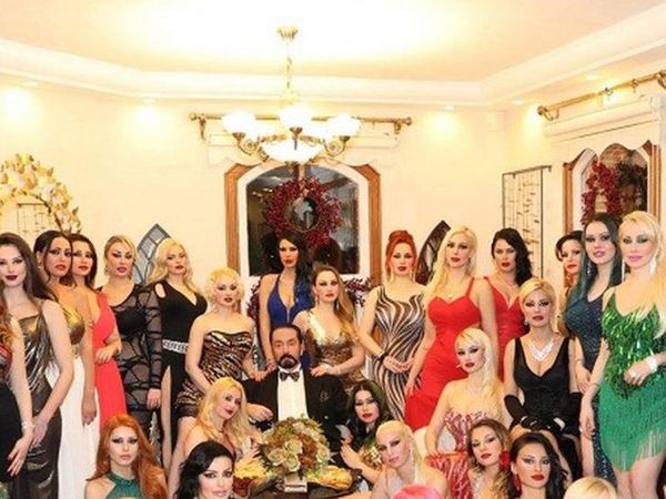 Dihukum Seribu Tahun Bui, Ini Foto Harun Yahya Dikelilingi Wanita