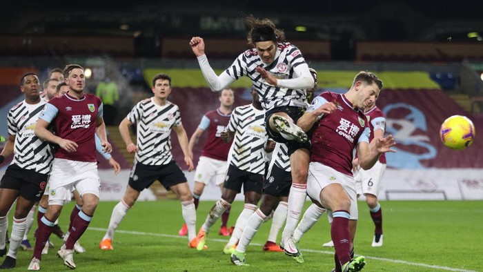 BURNLEY, ENGLAND - JANUARY 12:  Edinson Cavani of Manchester United battles for possession with James Tarkowski of Burnley during the Premier League match between Burnley and Manchester United at Turf Moor on January 12, 2021 in Burnley, England. Sporting stadiums around England remain under strict restrictions due to the Coronavirus Pandemic as Government social distancing laws prohibit fans inside venues resulting in games being played behind closed doors. (Photo by Clive Brunskill/Getty Images)