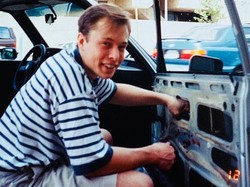 Elon Musk Ngetwit soal Signal, Investor Salah Tangkap