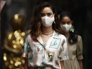 9 Foto Melbourne Fashion Week: Model Bermasker Show di Jalanan