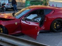 Ciloko! Tukang Cuci Mobil Bikin Ringsek Ferrari Milik Pelanggan