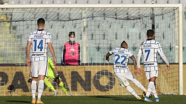 FLORENCE, ITALY - JANUARY 13: Arturo Vidal of FC Internazionale scores the opening goal during the Coppa Italia match between ACF Fiorentina and FC Internazionale at Artemio Franchi on January 13, 2021 in Florence, Italy.  Italy's sports stadiums remain under strict restrictions due to the coronavirus pandemic, as the government's social distancing laws prohibit fans within venues, causing games to be played behind closed doors.  (Photo by Gabriele Maltinti / Getty Images)