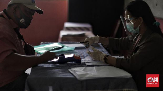 Warga mengantri untuk mendapatkan Bantuan Sosial Tunai, di SDN Kayu Putih 01 Pagi. Jakarta, Rabu, 13 Januari 2020. CNN Indonesia/ Adhi Wicaksono