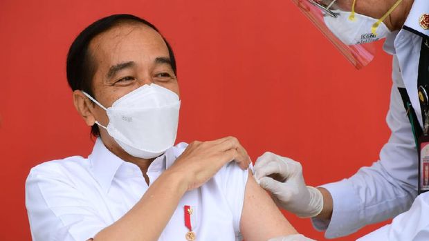 Presiden Joko Widodo  menerima suntikan dosis pertama vaksin virus corona (Covid-19) Sinovac, Rabu (13/1). Proses penyuntikan vaksin bakal dilakukan di Istana Kepresidenan, Jakarta.