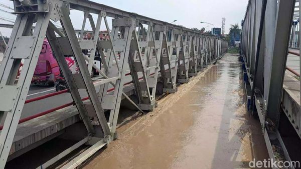 Gelagar Jembatan Sungai Pemali di Brebes Terendam Air