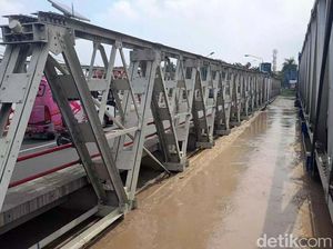 Gelagar Jembatan Sungai Pemali di Brebes Terendam Air