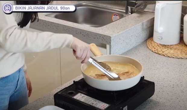 Goreng spageti yang sudah dibagi dua ukuran dan goreng serta tiriskan.