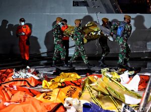 Hari Kelima Evakuasi, Pencarian Jenazah-Puing SJ182 Terus Dilakukan