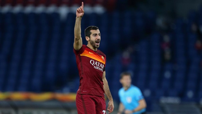 ROME, ITALY - NOVEMBER 05:  Henrikh Mkhitaryan of AS Roma celebrates after scoring the opening goal during the UEFA Europa League Group A stage match between AS Roma and CFR Cluj at Stadio Olimpico on November 5, 2020 in Rome, Italy.  (Photo by Paolo Bruno/Getty Images)