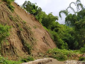 Jalan Utama Magelang-Boyolali Putus Tertutup Longsor