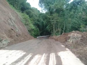 Jalan Utama Magelang-Boyolali Bisa Dilewati Lagi Usai Tertimbun Longsor Jalan Utama Magelang-Boyolali Bisa Dilewati Lagi Usai Tertimbun Longsor