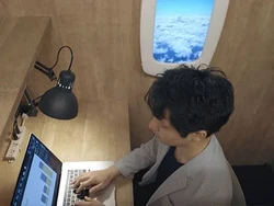 Kangen Terbang? Ada yang Jual Jendela Pesawat Lengkap dengan Awan Nih!