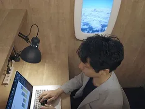 Kangen Terbang? Ada yang Jual Jendela Pesawat Lengkap dengan Awan Nih! Kangen Terbang? Ada yang Jual Jendela Pesawat Lengkap dengan Awan Nih!