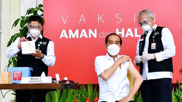 Presiden Joko Widodo  menerima suntikan dosis pertama vaksin virus corona (Covid-19) Sinovac, Rabu (13/1). Proses penyuntikan vaksin bakal dilakukan di Istana Kepresidenan, Jakarta. (Laily Rachev - Biro Setpres)