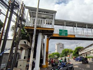 JPO Matraman Selesai Diperbaiki, Pengguna Kini Merasa Nyaman dan Aman