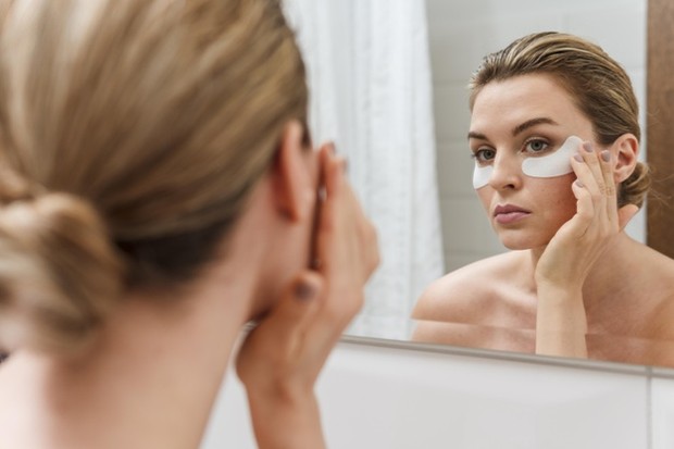 Kantung Mata/freepik.com Buat kamu yang memiliki mata panda, baby oil bisa membantumu menyamarkannya.