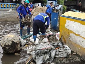 Karung Pasir Tak Mampu Tahan Banjir di Jalan Martadinata Ancol