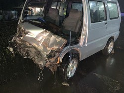 Minibus Tertabrak KA hingga Ringsek Gegara Mogok di Atas Rel