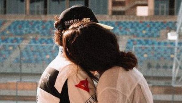 Hot! Intip Mesranya Pelukan Francesca Sofia ke Rossi di Pinggir Trek Abu Dhabi