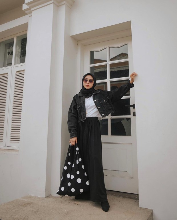 Gaya layering bisa kamu contek dari Khaerunnisa