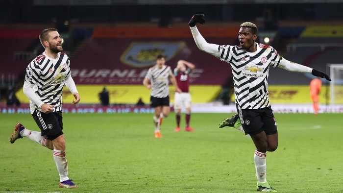 BURNLEY, ENGLAND - JANUARY 12: Paul Pogba of Manchester United celebrates after scoring their teams first goal during the Premier League match between Burnley and Manchester United at Turf Moor on January 12, 2021 in Burnley, England. Sporting stadiums around England remain under strict restrictions due to the Coronavirus Pandemic as Government social distancing laws prohibit fans inside venues resulting in games being played behind closed doors. (Photo by Clive Brunskill/Getty Images)