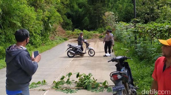 Longsor Tutup Jalan Utama Magelang-Boyolali