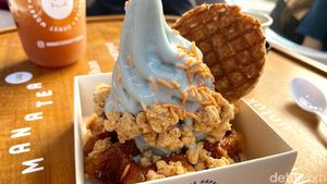 Enaknya Es Krim Seasalt Hojicha dan Waffle Butterfly Pea di Kafe Instagenic