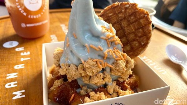 Enaknya Es Krim Seasalt Hojicha dan Waffle Butterfly Pea di Kafe Instagenic