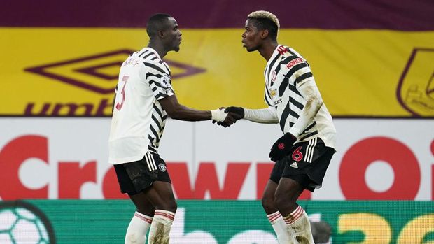 BURNLEY, ENGLAND - JANUARY 12: Paul Pogba of Manchester United celebrates with Eric Bailly after scoring their team's first goal during the Premier League match between Burnley and Manchester United at Turf Moor on January 12, 2021 in Burnley, England. Sporting stadiums around England remain under strict restrictions due to the Coronavirus Pandemic as Government social distancing laws prohibit fans inside venues resulting in games being played behind closed doors. (Photo by Jon Super - Pool/Getty Images)