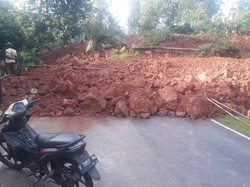 Jalan Penghubung Banjarnegara-Kebumen Putus Akibat Tertutup Longsor
