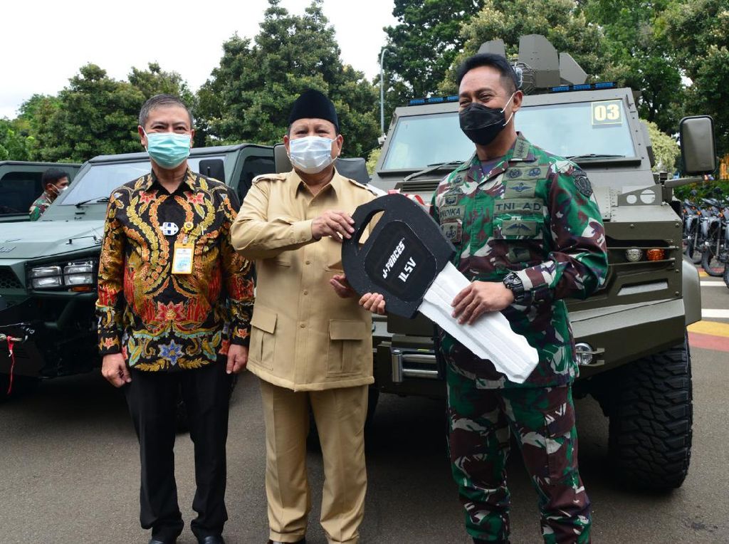 Menhan Prabowo Subianto Serahkan 40 Rantis Maung untuk TNI