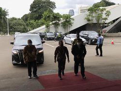 Mensesneg Pratikno Sambangi DPR Antar Surpres Calon Kapolri