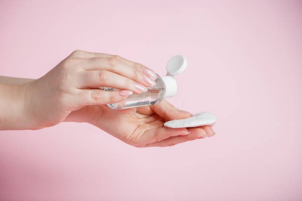 Micellar water merupakan produk pembersih make up berbahan dasar air yang bebas minyak / foto: istockphoto.com Micellar water merupakan produk pembersih make up berbahan dasar air yang bebas minyak / foto: istockphoto.com