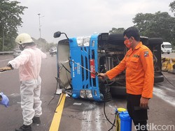 Bus Pengangkut Pasien Positif Corona Kota Bogor Terguling di Tol Jagorawi