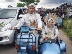 Viral Bahagia Itu Sederhana, Pengantin Naik Vespa Jadul Usai Nikahan