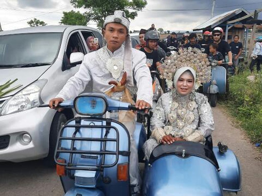Viral Bahagia Itu Sederhana, Pengantin Naik Vespa Jadul Usai Nikahan Viral Bahagia Itu Sederhana, Pengantin Naik Vespa Jadul Usai Nikahan