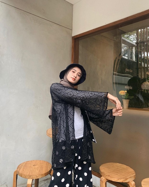 Outer transparan juga bisa digunaka untuk bergaya black and white