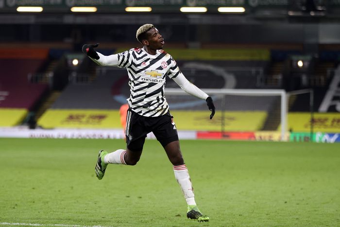 paul pogba manchester united burnley vs manchester united liga inggris premier league BURNLEY, ENGLAND - JANUARY 12: Paul Pogba of Manchester United celebrates after scoring their teams first goal during the Premier League match between Burnley and Manchester United at Turf Moor on January 12, 2021 in Burnley, England. Sporting stadiums around England remain under strict restrictions due to the Coronavirus Pandemic as Government social distancing laws prohibit fans inside venues resulting in games being played behind closed doors. (Photo by Clive Brunskill/Getty Images)
