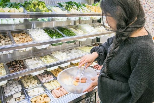 Pembeli bebas memilih menu isian Malatang dan Mala Xiang Guo di restoran/Sumber/Pinterest/BlogTO Pembeli bebas memilih menu isian Malatang dan Mala Xiang Guo di restoran.