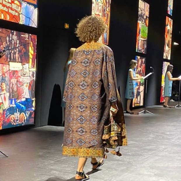 Peragaan hasil tenun ikat Endek Bali di Paris Fashion Week 2020.