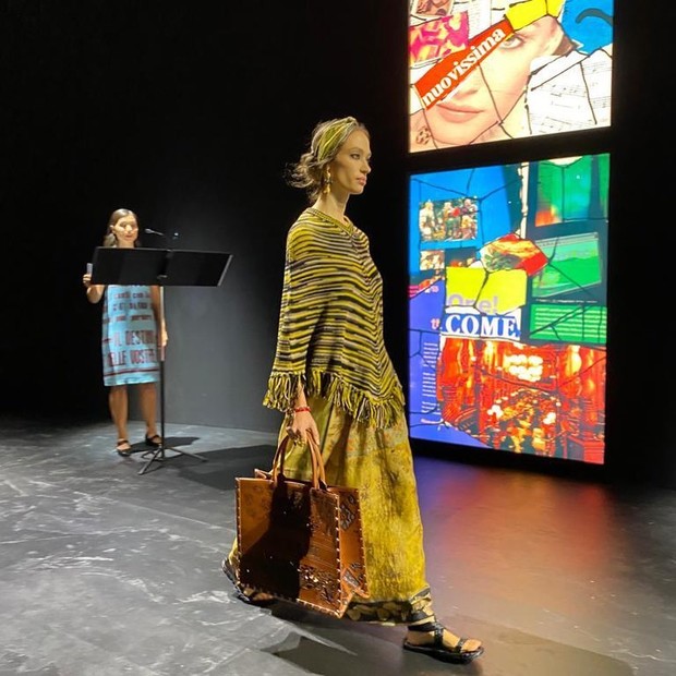 Peragaan hasil tenun ikat Endek Bali di Paris Fashion Week 2020.