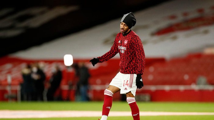 LONDON, ENGLAND - DECEMBER 26: Pierre-Emerick Aubameyang of Arsenal warms up prior to the Premier League match between Arsenal and Chelsea at Emirates Stadium on December 26, 2020 in London, England. The match will be played without fans, behind closed doors as a Covid-19 precaution. (Photo by Andrew Boyers - Pool/Getty Images)