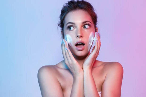 Pilih produk pencuci wajah yang sesuai untuk kulit berminyak dan berjerawat / foto: istockphoto.com Pilih produk pencuci wajah yang sesuai untuk kulit berminyak dan berjerawat / foto: istockphoto.com